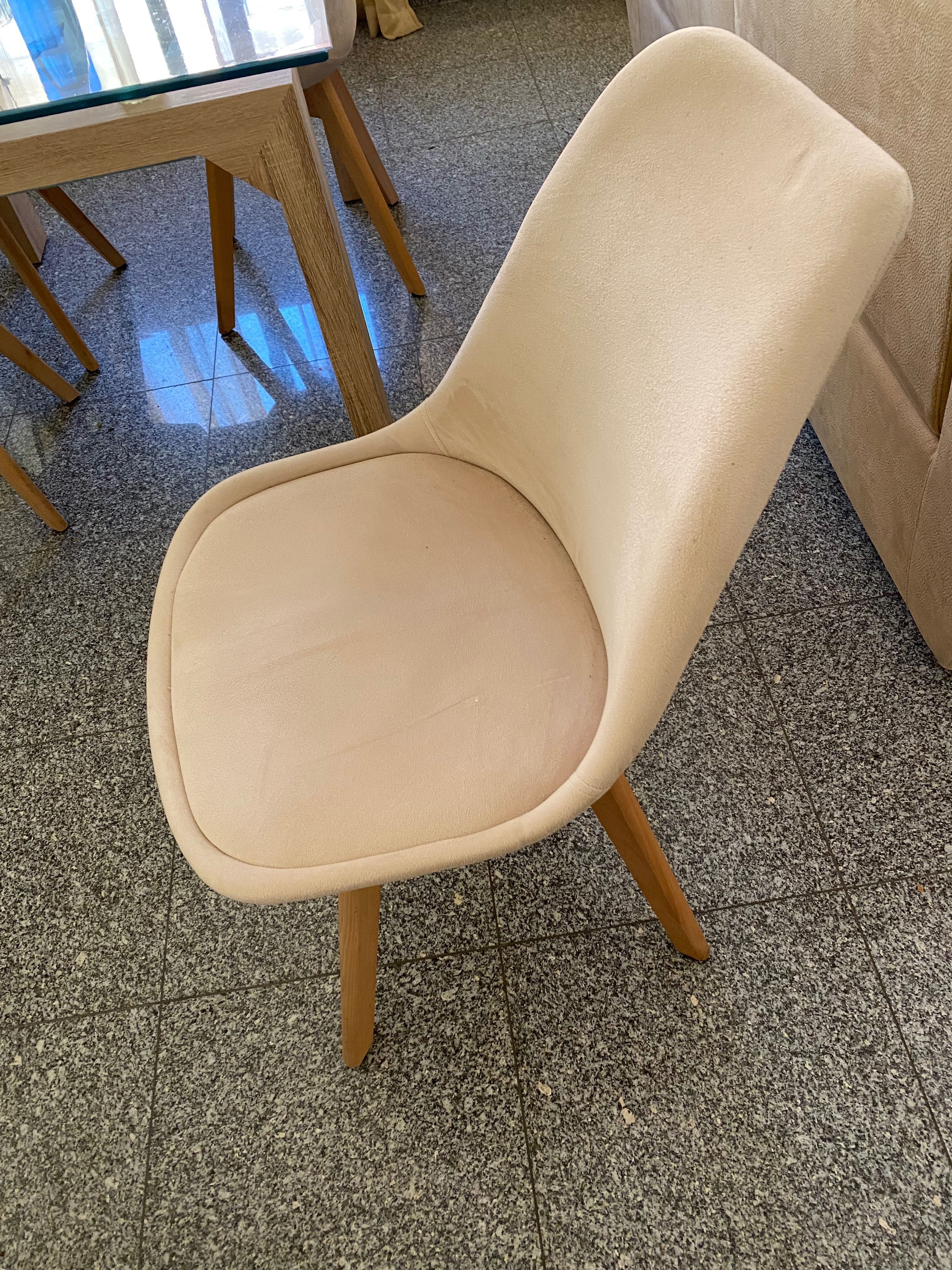 sala de jantar: Aparador, móvel de TV, mesa com 4 cadeiras