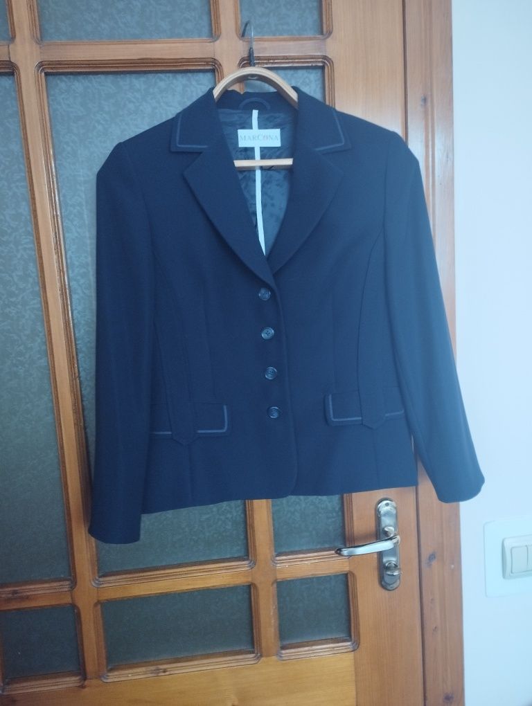 В продажі жіночі піджаки