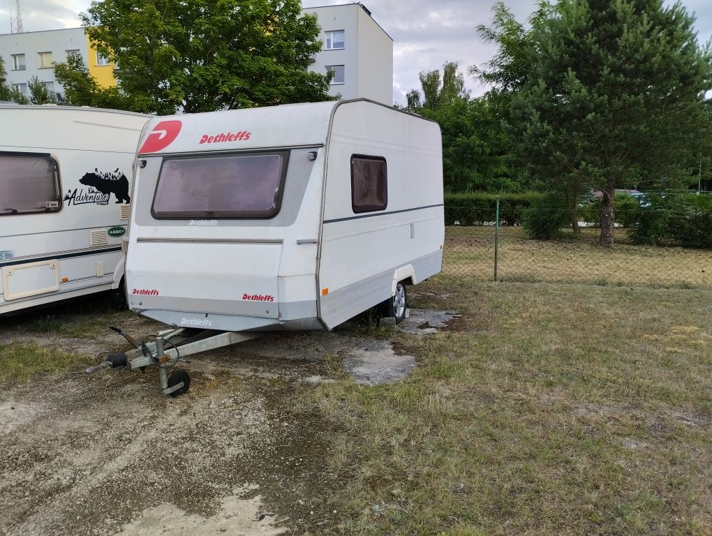 Przyczepa kempingowa dethfles z przedsionkiem i pokrowcem