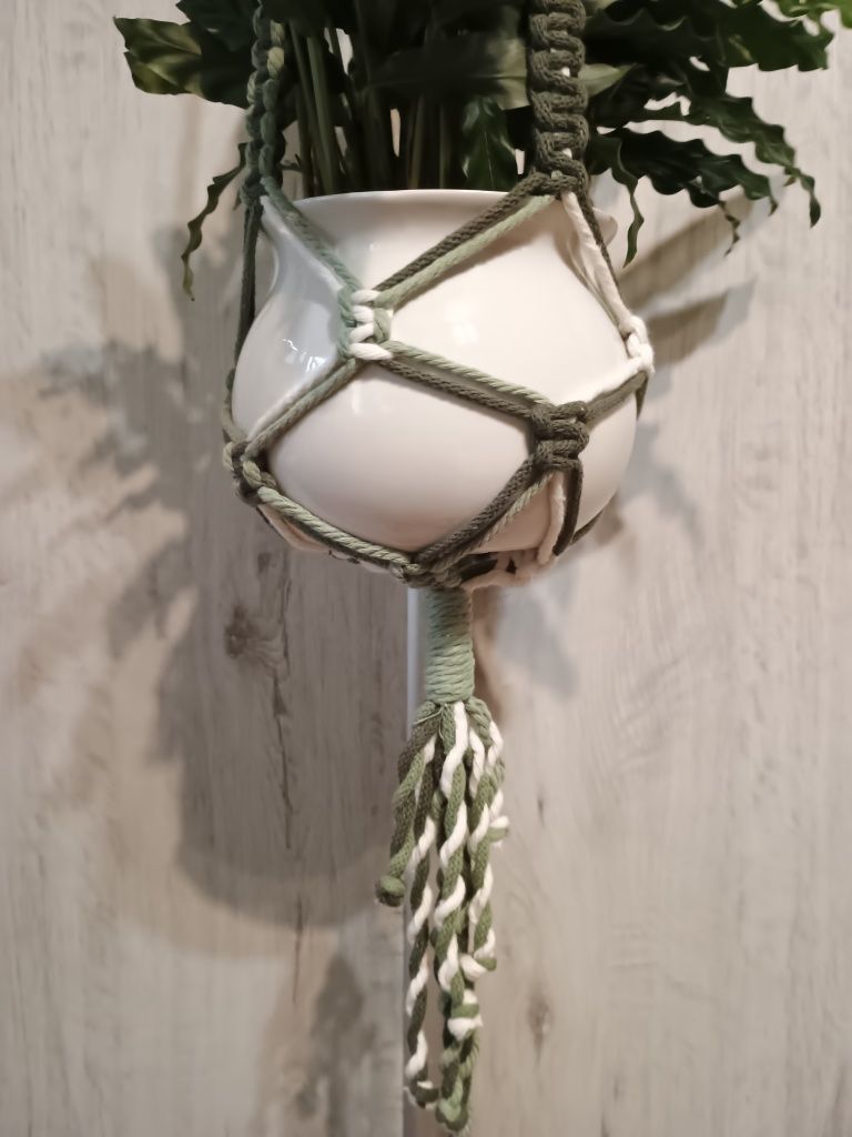 Makrama- wiszący kwietnik, dł. 109 cm