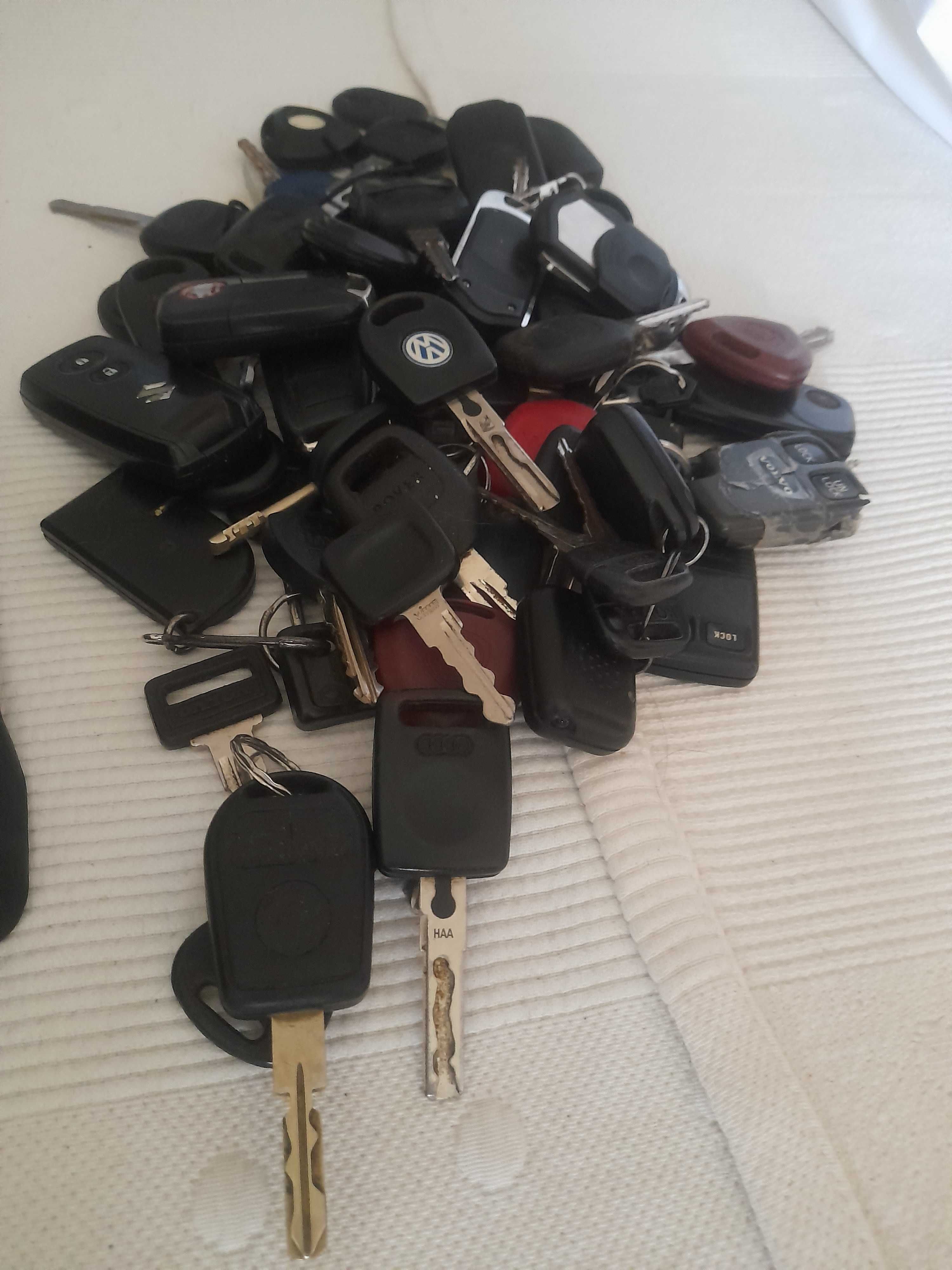 Lote de chaves e manuais de automoveis