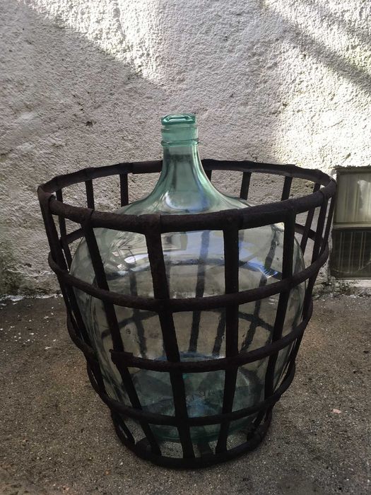 Garrafão antigo de vidro de 60 litros com rolha e com cesto em ferro