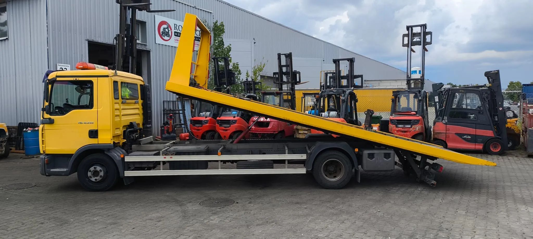 MAN TGL 12.240  MAN TGL 12.240 Pomoc drogowa - platforma hydrauliczna