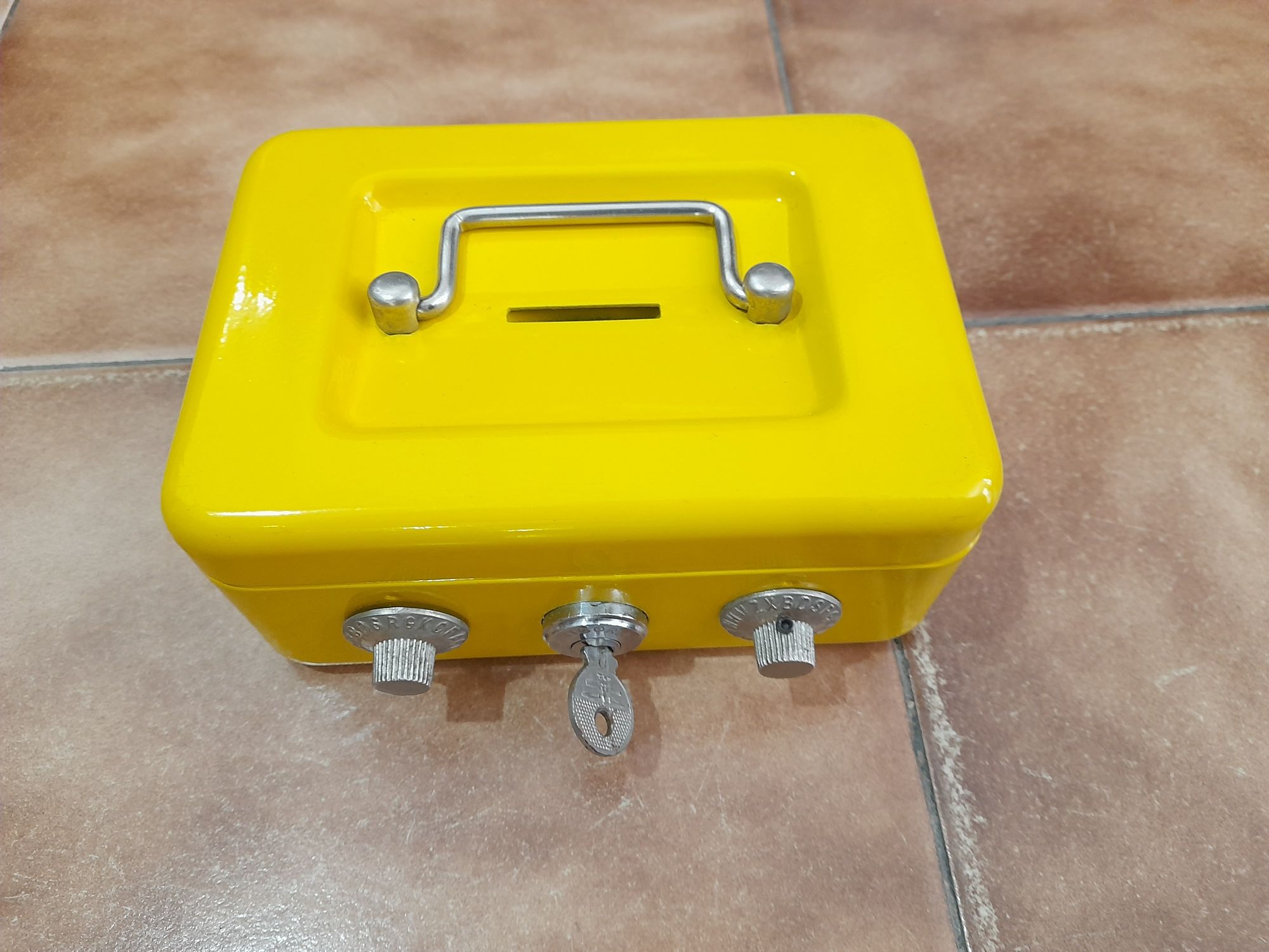 Cofre com segredo e fechadura  - portátil com chave amarelo como novo