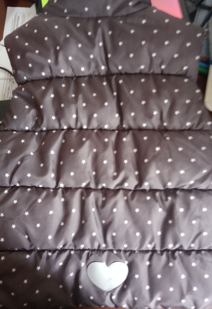 Sprzedam bezrękawnik brązowy w gwiazdki roz 104