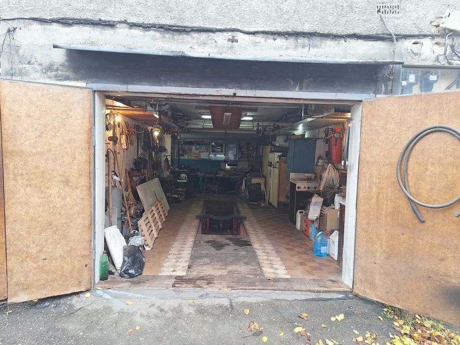 Гараж (можливо під автомайстерню)