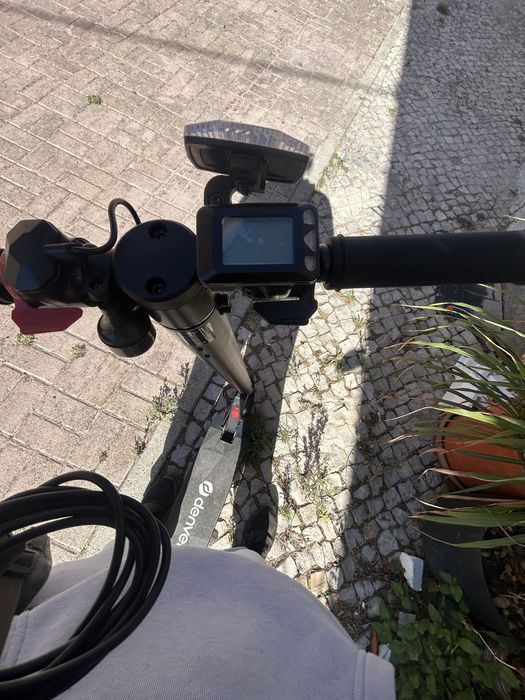 Trotinete eletrica como nova mas avariada liga e desliga