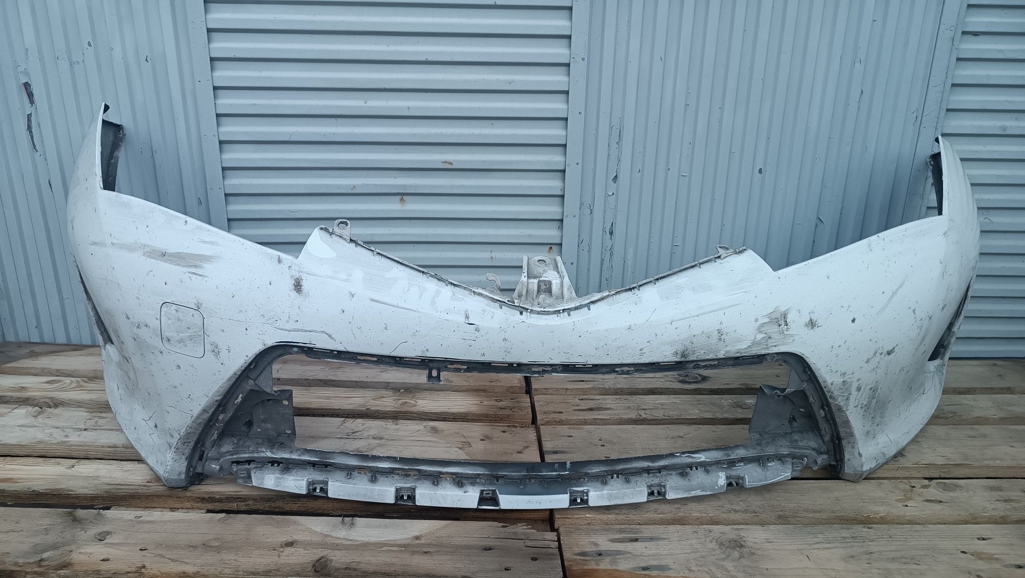 Vendo parachoque de frente Toyota Auris ano 2012/15
