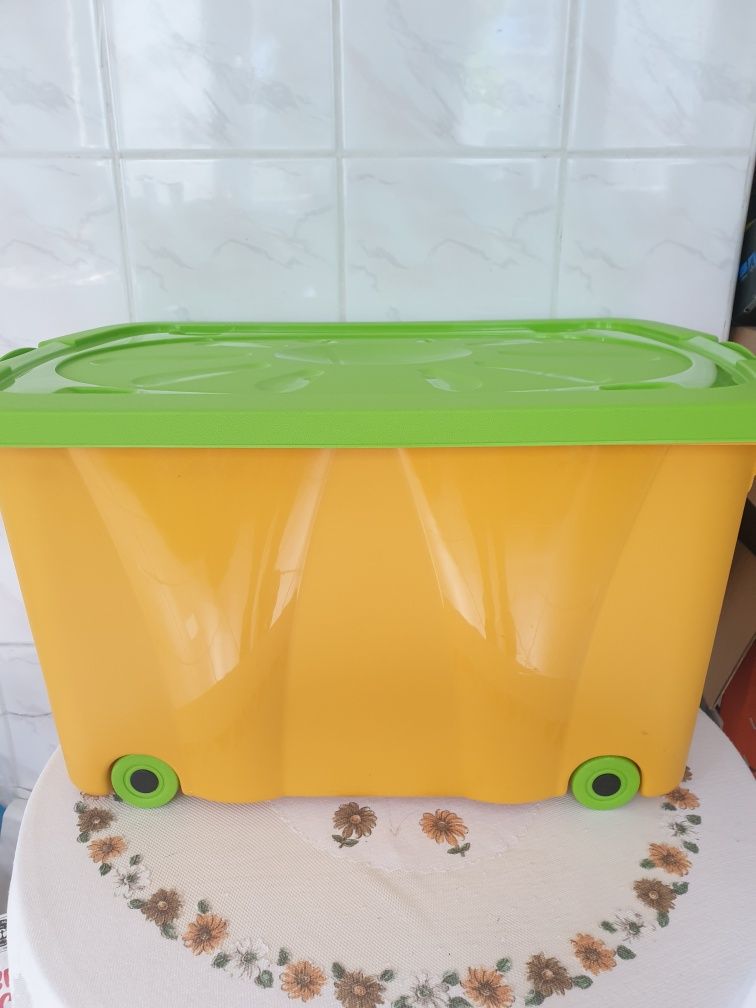 Duży pojemnik plastikowy na zabawki.