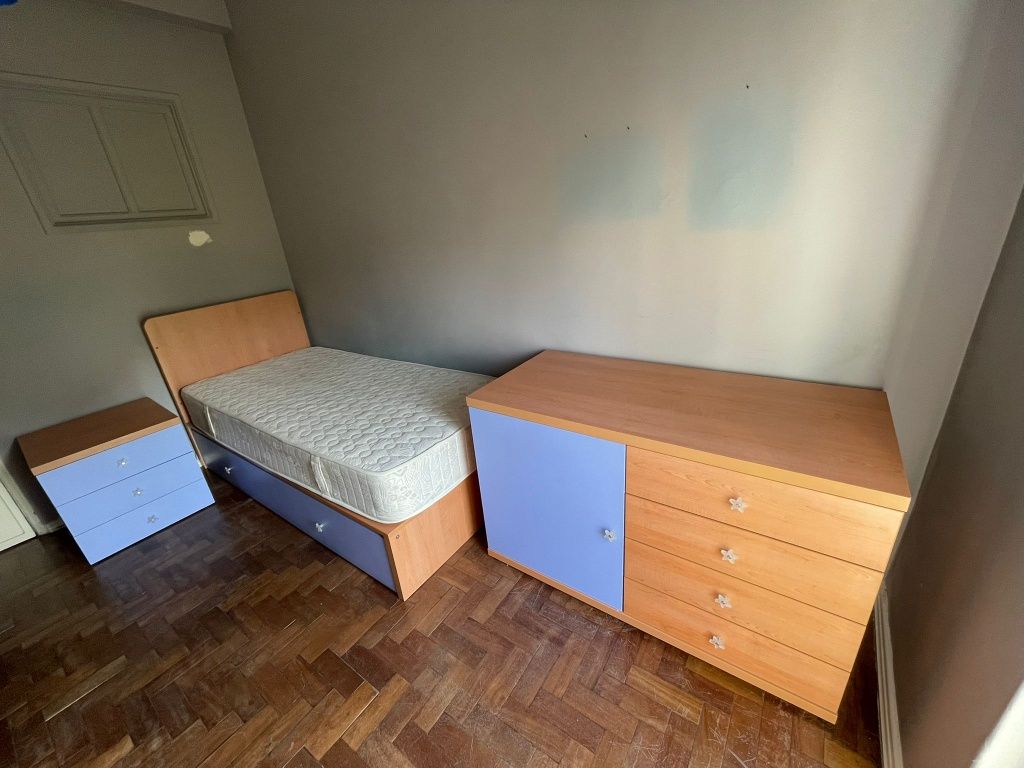 Conjunto Quarto Completo – Cama + Colchão + Mesa de Cabeceira + Cómoda