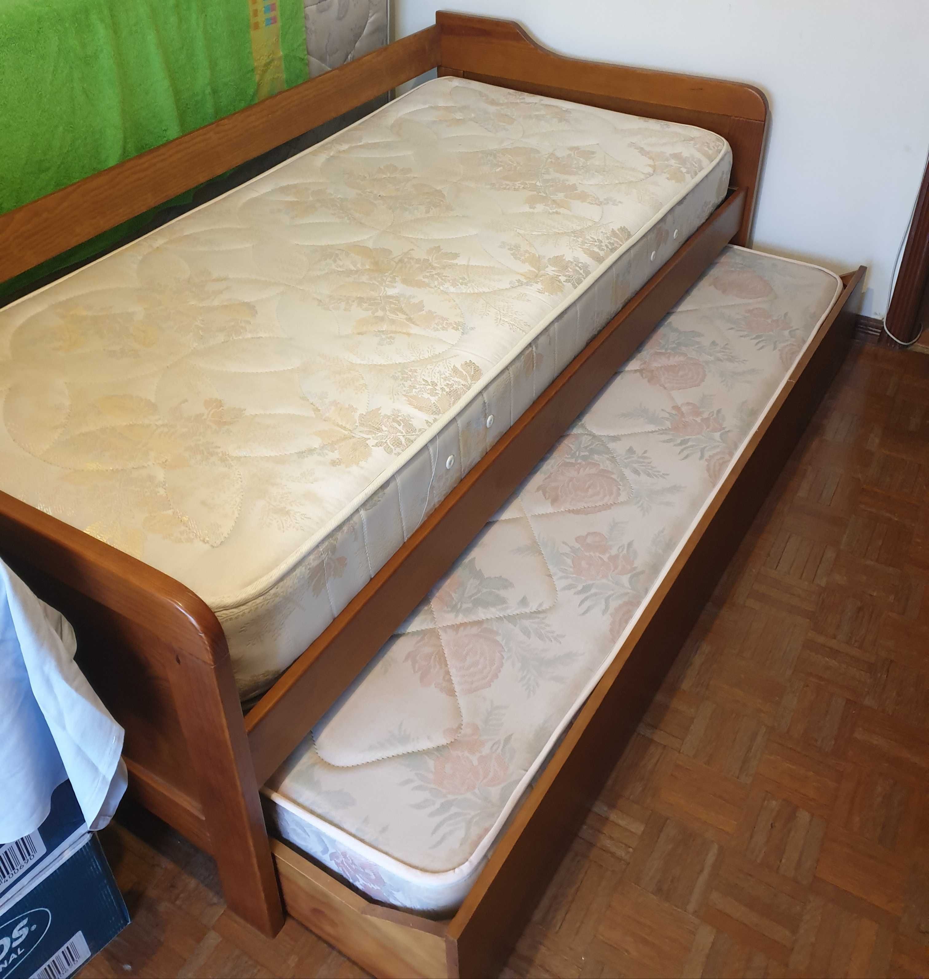 Cama dupla com colchões.