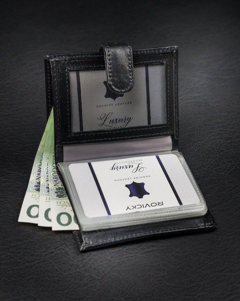 błyszczące, skórzane etui na karty z zapinką i kieszenią na banknoty
