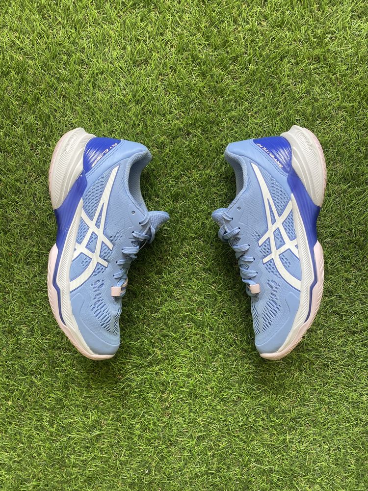 Волейбольні кросівки asics