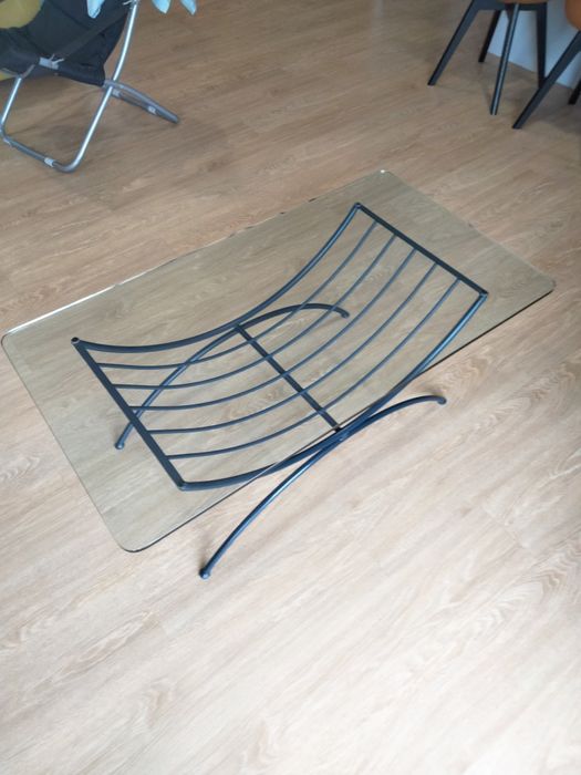 Mesa de café de ferro fundido e vidro