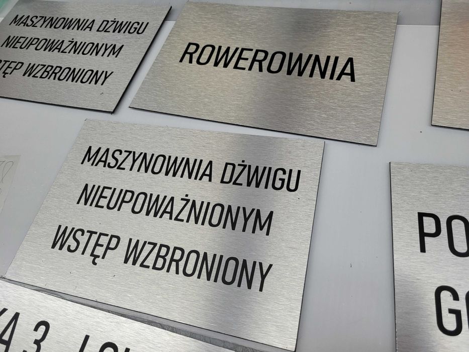 Tabliczka dibond szczotkowany  plus litery, cyfry, znaki