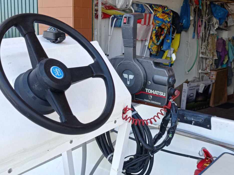 Embarcação de recreio 4,70m 25 HP e respectivo atrelado