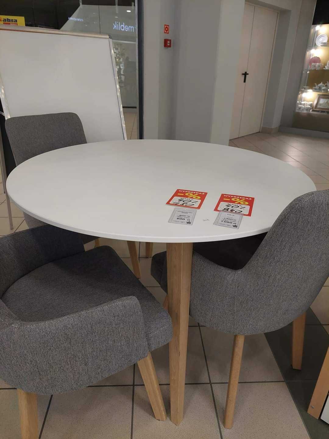 Stół plus krzesła.