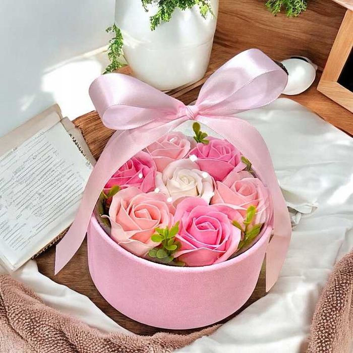 Bukiet Mydlanych Kwiatów Flowerbox Różowe Róże w Pudełku Na Prezent