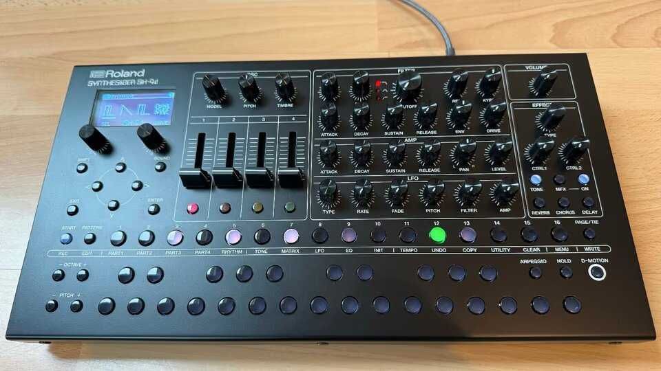 Roland SH-4D - синтезатор, грувбокс