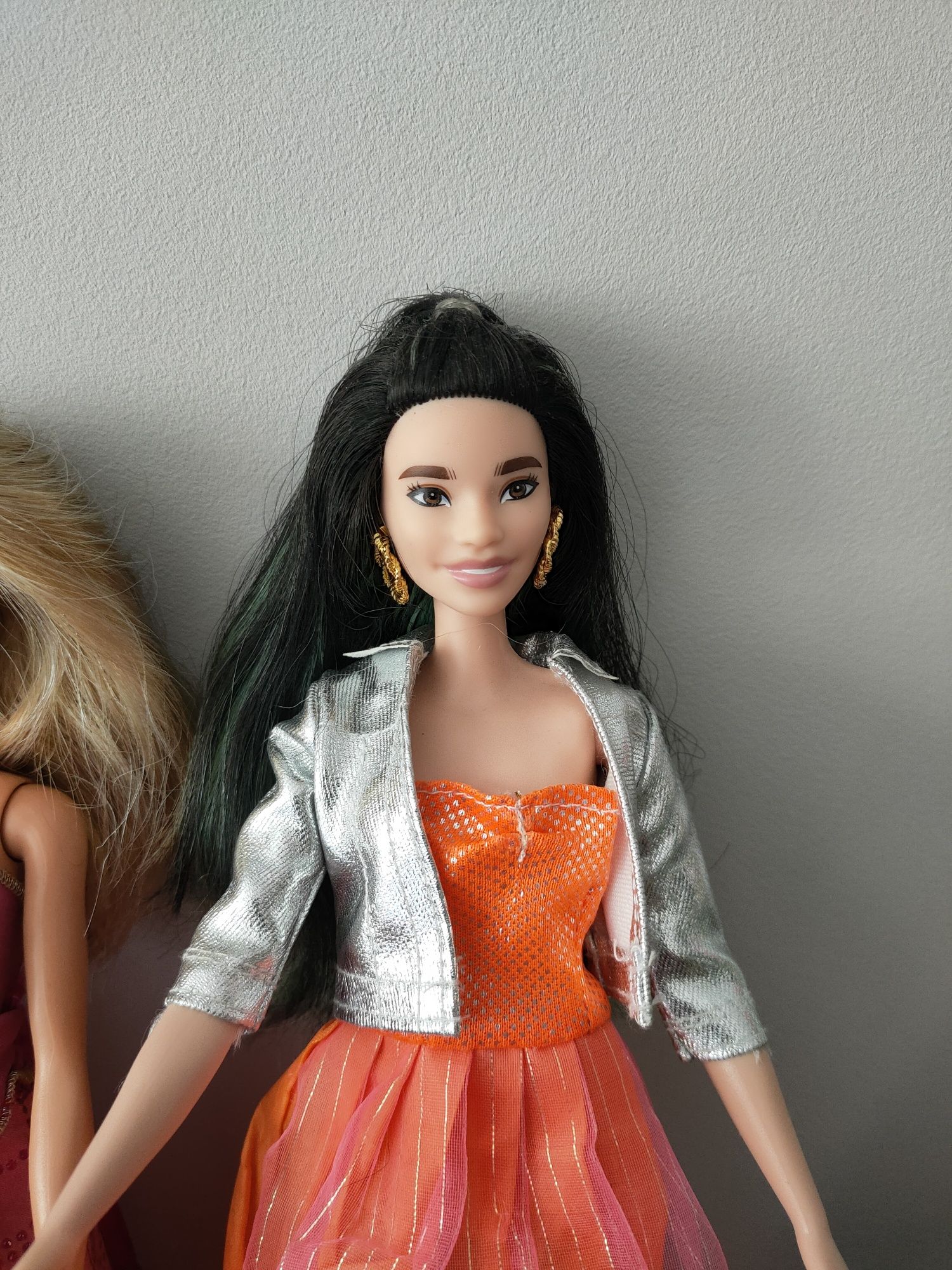 Zestaw lalek Barbie z akcesoriami.