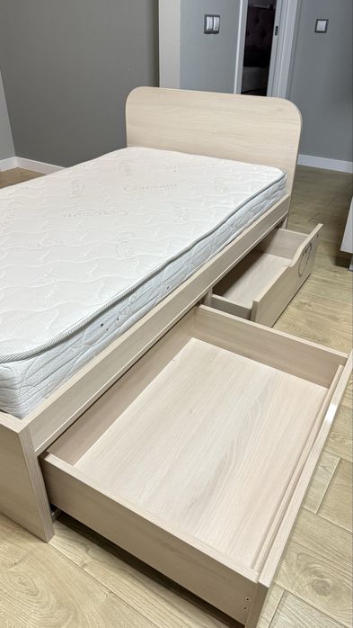 Дитяче ліжко з шухлядами