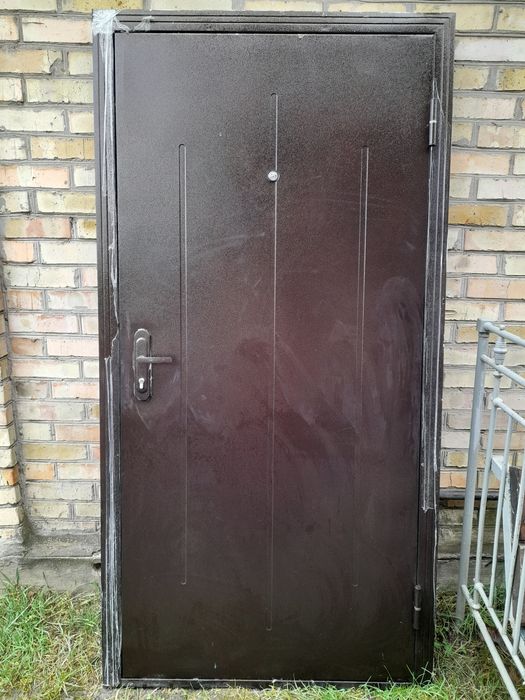Вхідні металеві двері з коробкою