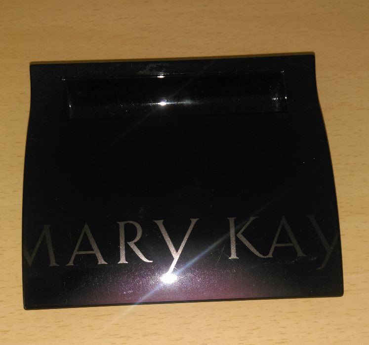 Компактный футляр Mary Kay для пудры теней и румян.