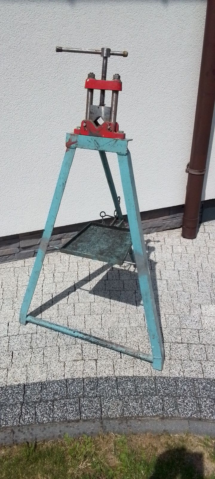 Chwytak do rur i robienia gwintów