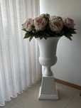Vaso cluna com flores artificiais  altura 1 ,20 metro cor branca alto