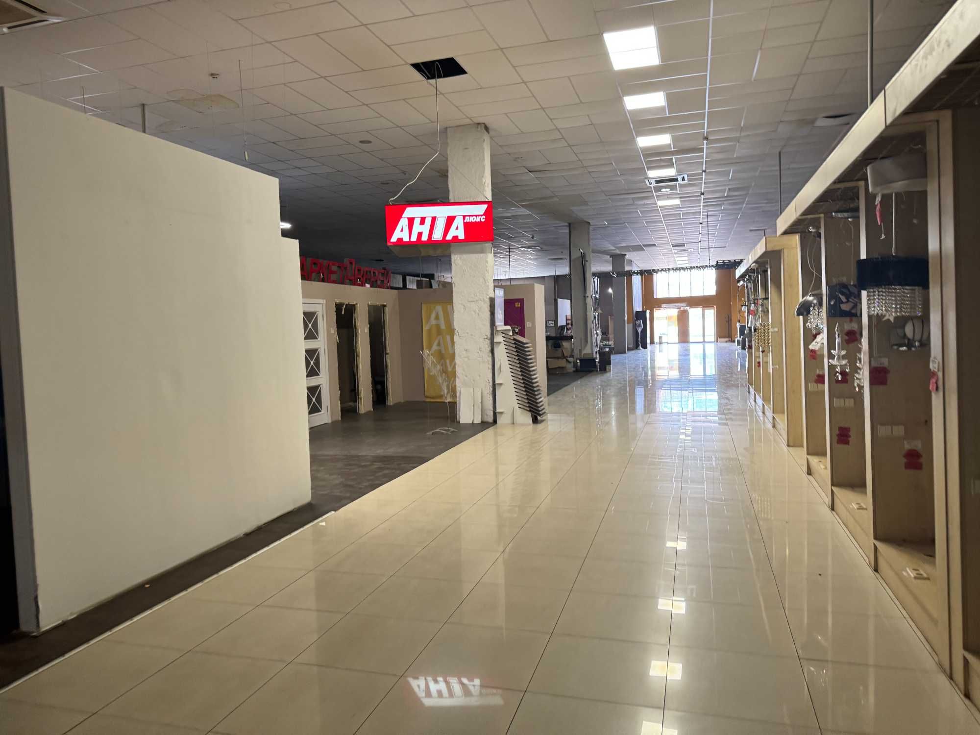 Космонавтів торгове приміщення 437 кв.м. паркінг гарне місце