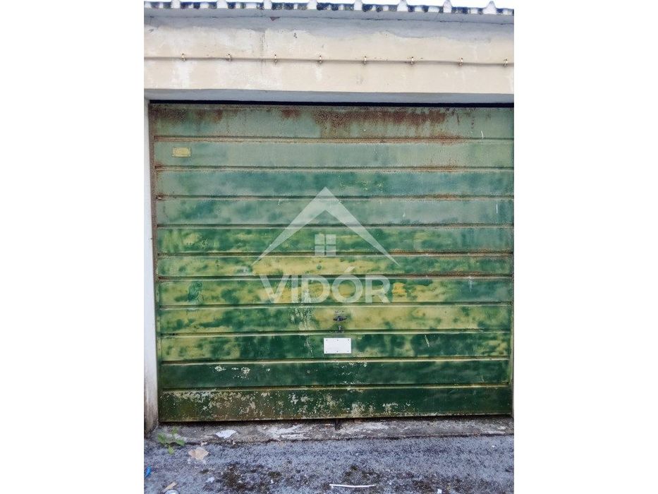 Garagem junto ao Palácio Sotto Mayor