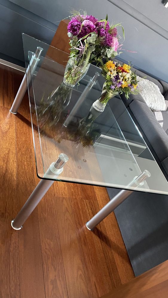 Stół szklany na aluminiowych nogach