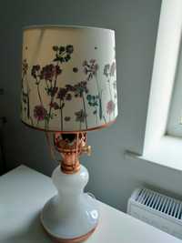 Настольная лампа с регулируемым светильником.