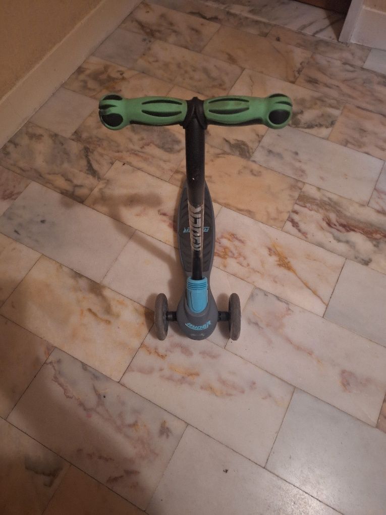 Trotinete de criança com três rodas
