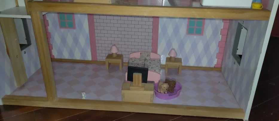 Casa de brincar com peças de mobiliário incluído