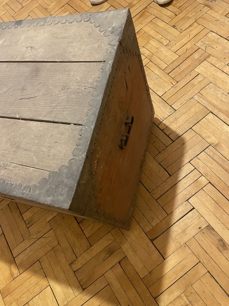 Kufer - Skrzynia drewniana z okuciami