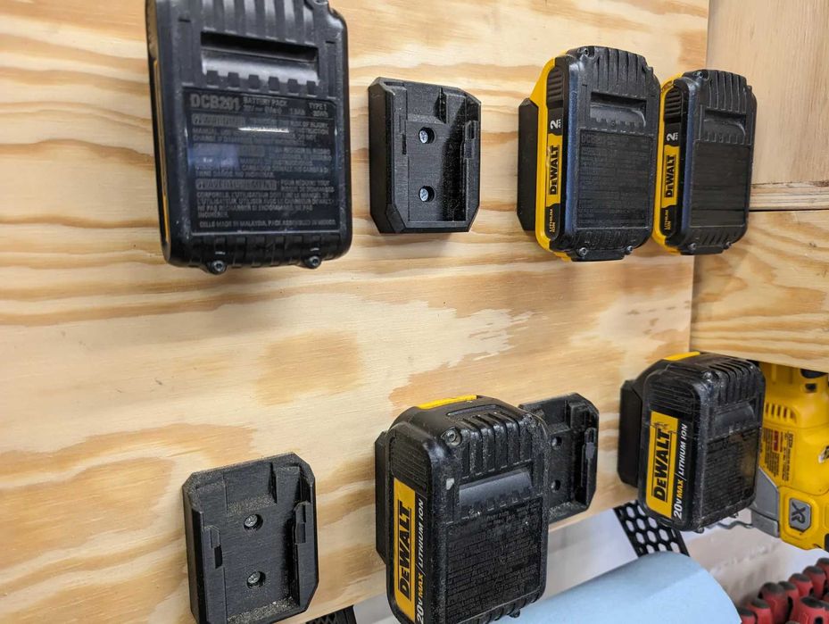 Uchwyt na Akumulator Dewalt 20V – Mocny, Niezawodny i Prosty!