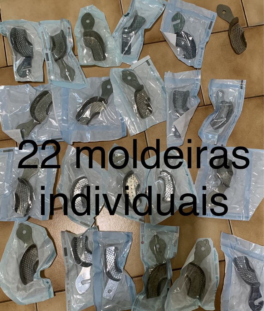 Vendo 60 Moldeiras de dentista