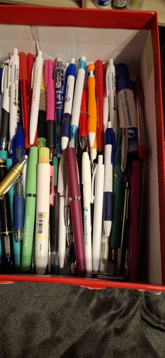 Conjunto de canetas de diversas cores e modelos. "Mais de 100"