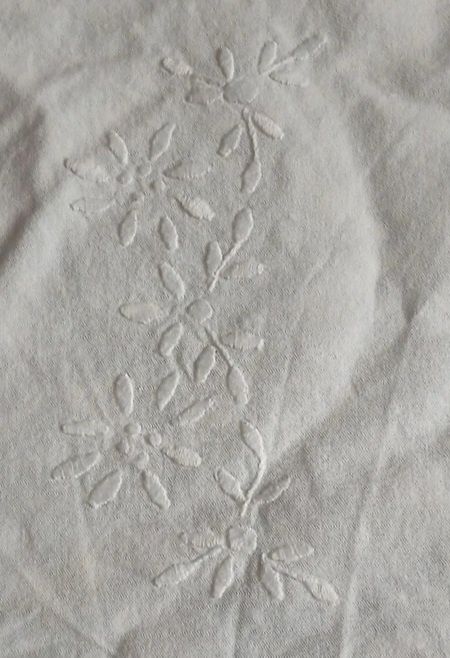 Naperon de linho bordado à mão com renda