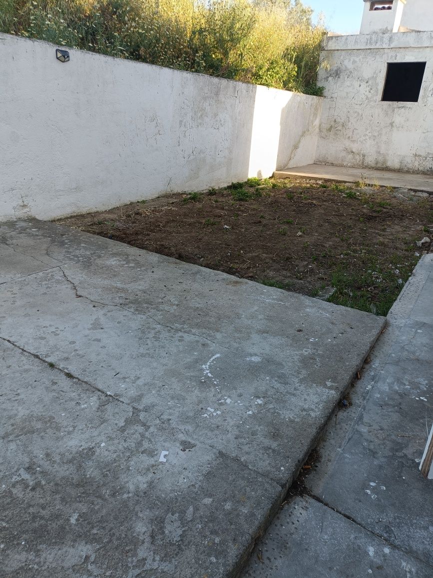 Alugo  Moradia com quintal