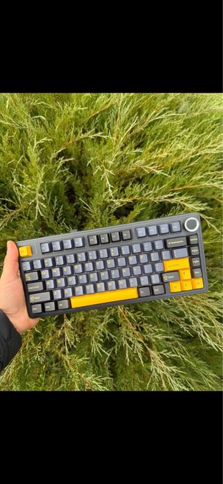 Продаю магнітну клавіатуру AULA F75