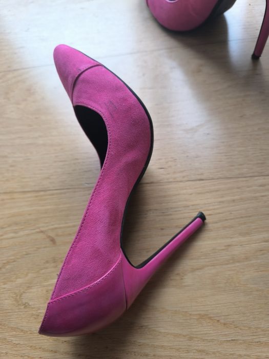 Fuksjowe szpilki 38