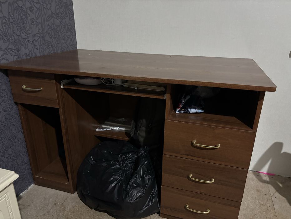 Стол писмений хорошоє состояниє самовивоз