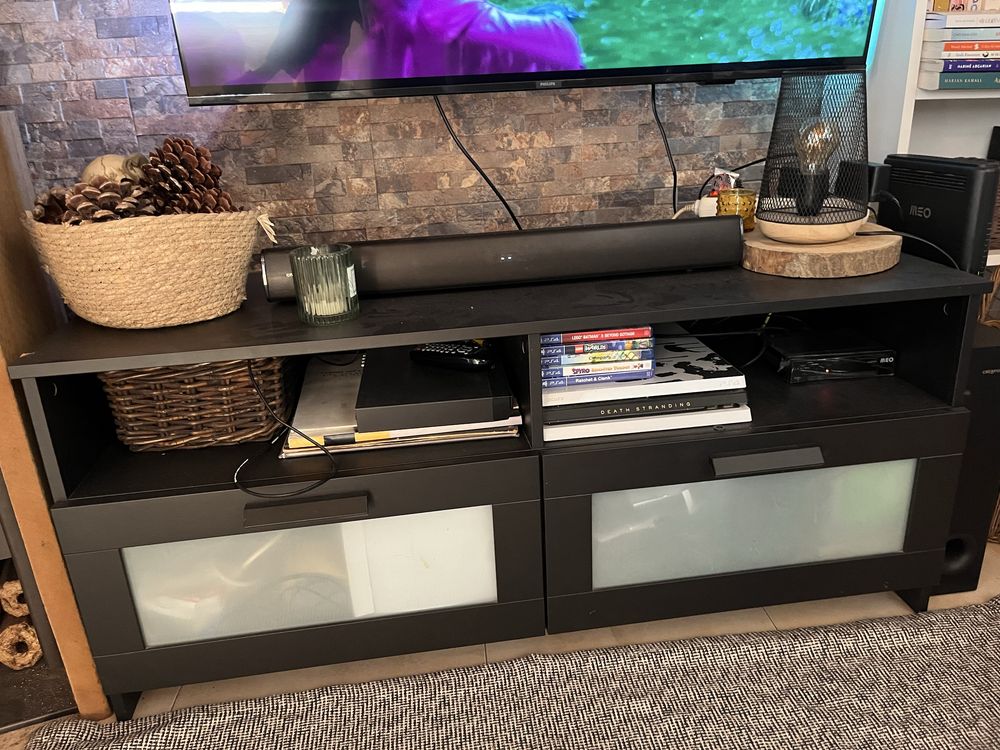 Movel TV preto com gavetas