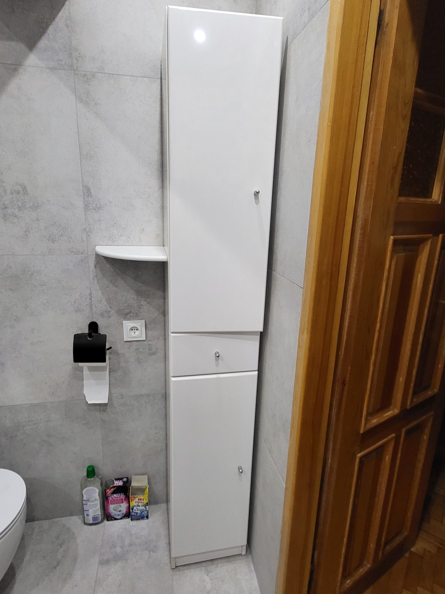 Biała szafka lazienkowa słupek