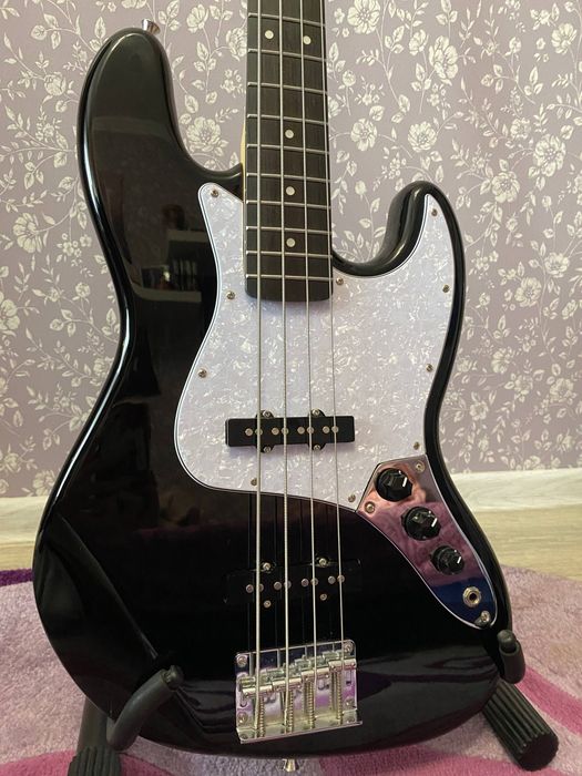 Продам бас-гітару