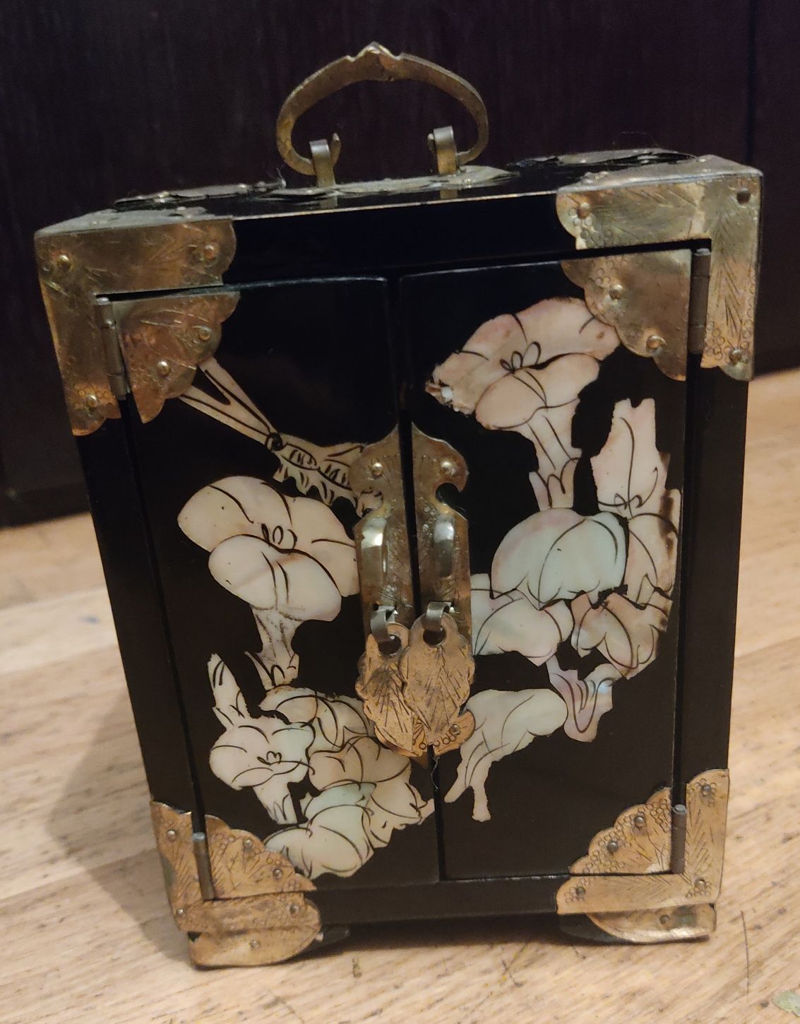Caixa chinesa lacada, para jóias, trabalhada a madrepérola e metal