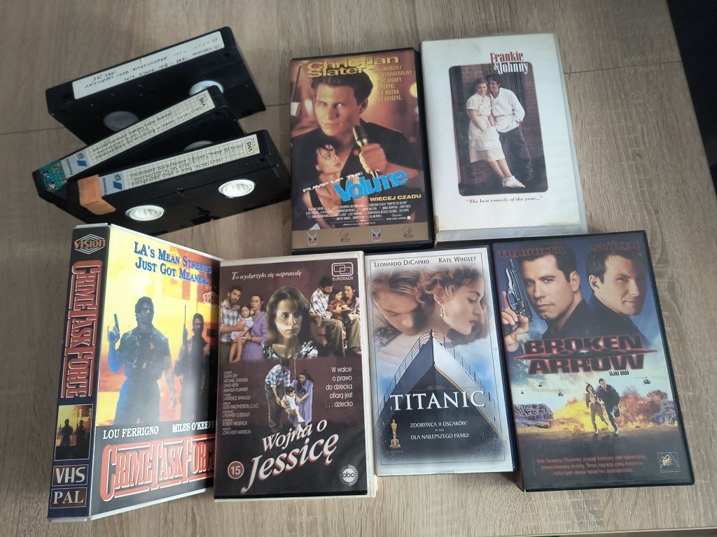 Zestaw 5 oryginalnych kaset VHS w pudełkach plus 3 noname