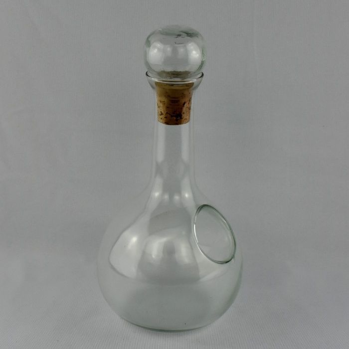 Curiosa Garrafa com rolha em vidro com orifício a meio